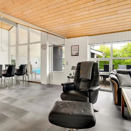 Сasa de vacaciones 4 Bedroom Lovely In