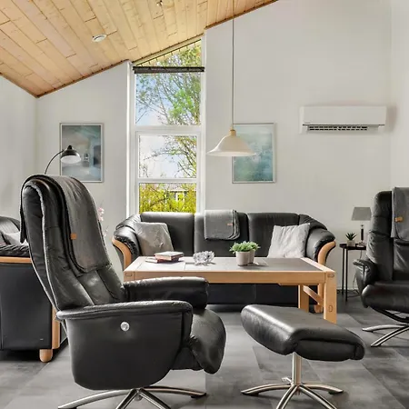 Сasa de vacaciones 4 Bedroom Lovely In *